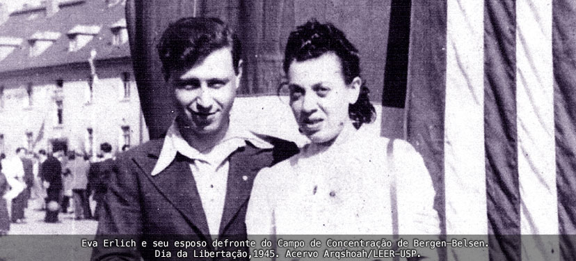 Eva Erlich e seu esposo defronte do Campo de Concentração de Bergen-Belsen. Dia da Libertação, 1945.